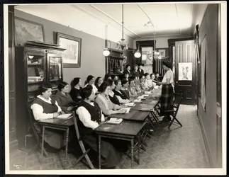 Eine Amerikanisierungsklasse für Frauen bei der Rodeph Sholom Sisterhood, 157 East 94th Street, New York, 1920 (Silbergelatineabzug)